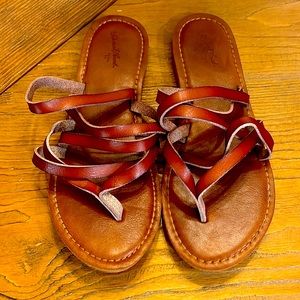EUC Universal Thread brown sandals
